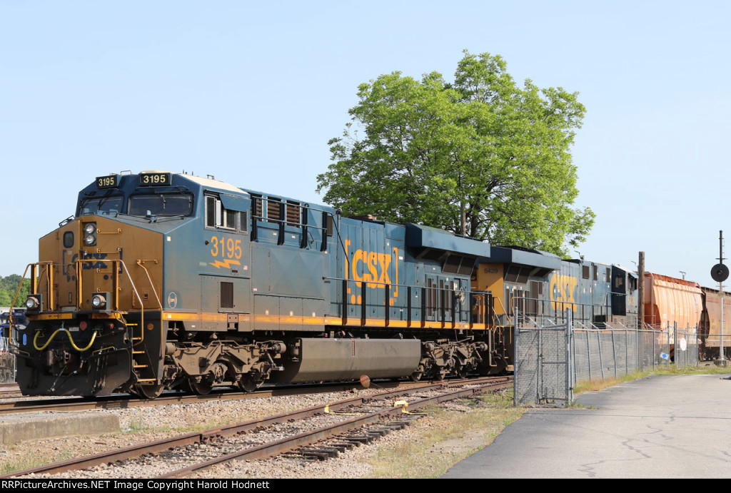 CSX 3195 & 5429 will lead train L619 southbound today